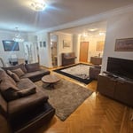 Alquiler de un amplio piso de 3 habitaciones, 100 m², con dos terrazas en Nuevo Belgrado, Serbia